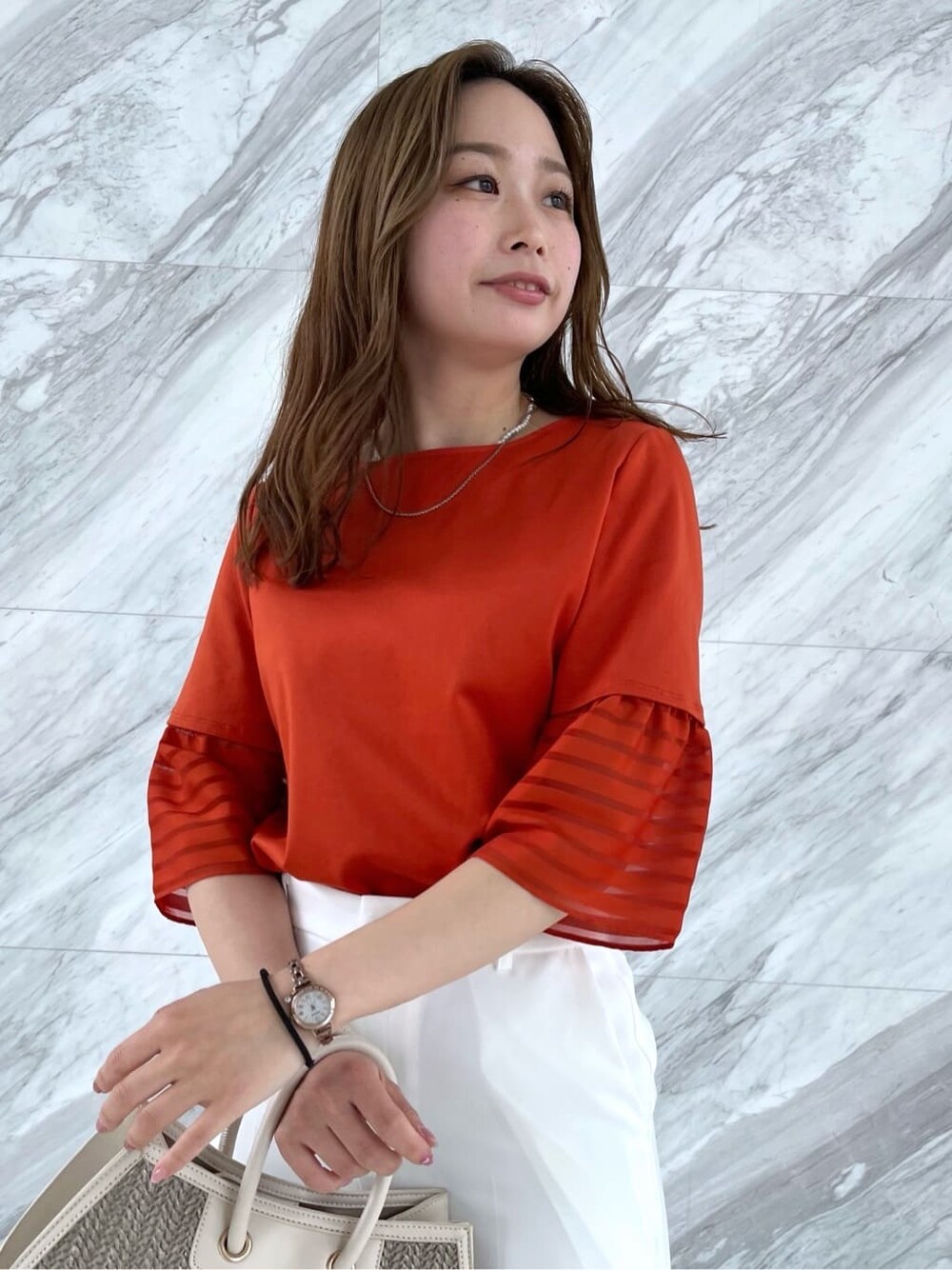 オレンジ系のTシャツ/カットソー、ホワイト系のその他パンツを着用したレディースの夏コーディネートの6枚目の写真