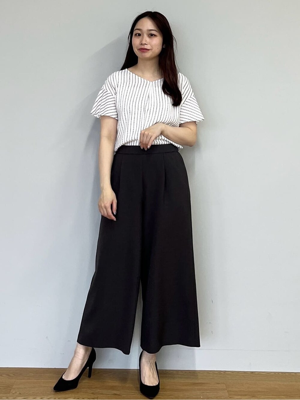 ホワイト系のシャツ/ブラウス、ブラック系のその他パンツを着用したレディースの春コーディネートの2枚目の写真