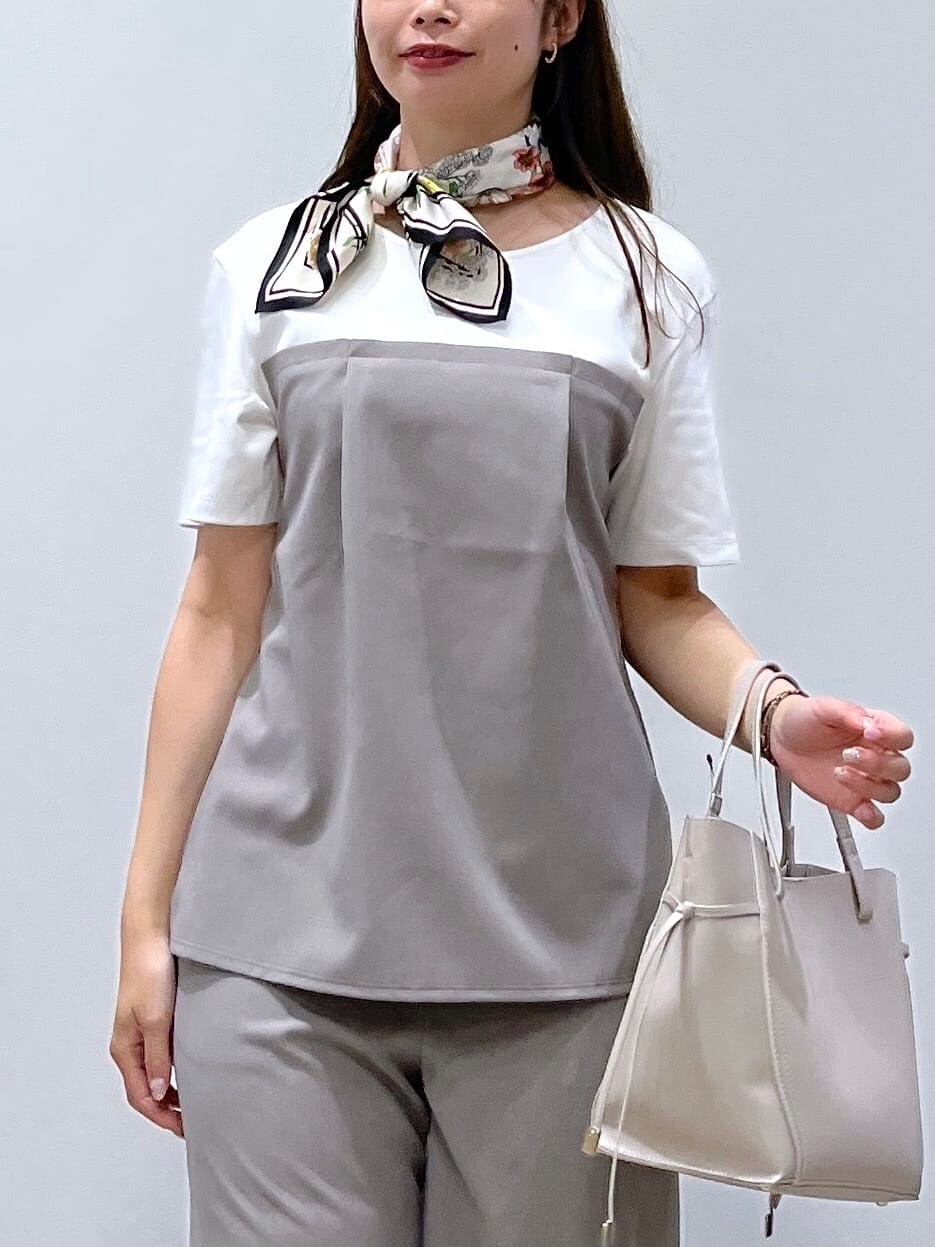 グレー系のTシャツ/カットソー、グレー系のその他パンツ、グレー系のトートバッグを着用したレディースの夏コーディネートの7枚目の写真
