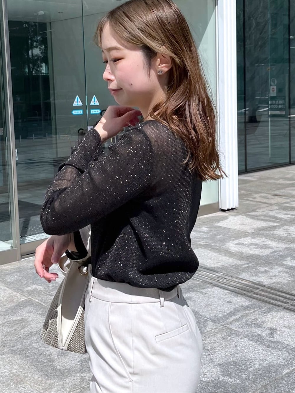ブラック系のTシャツ/カットソー、ベージュ系のその他パンツを着用したレディースの春コーディネートの8枚目の写真