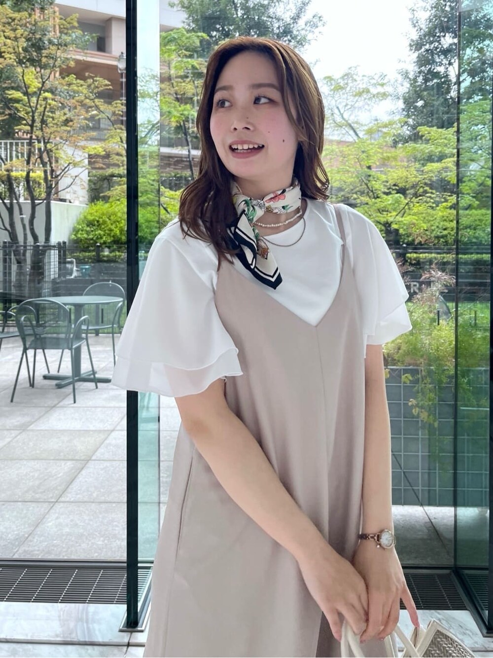 ベージュ系のワンピース、ホワイト系のTシャツ/カットソーを着用したレディースの夏コーディネートの7枚目の写真