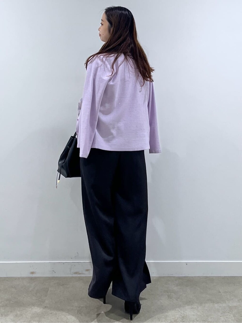 パープル系のカーディガン/ボレロ、パープル系のシャツ/ブラウス、ホワイト系のタンクトップを着用したレディースの秋コーディネートの4枚目の写真