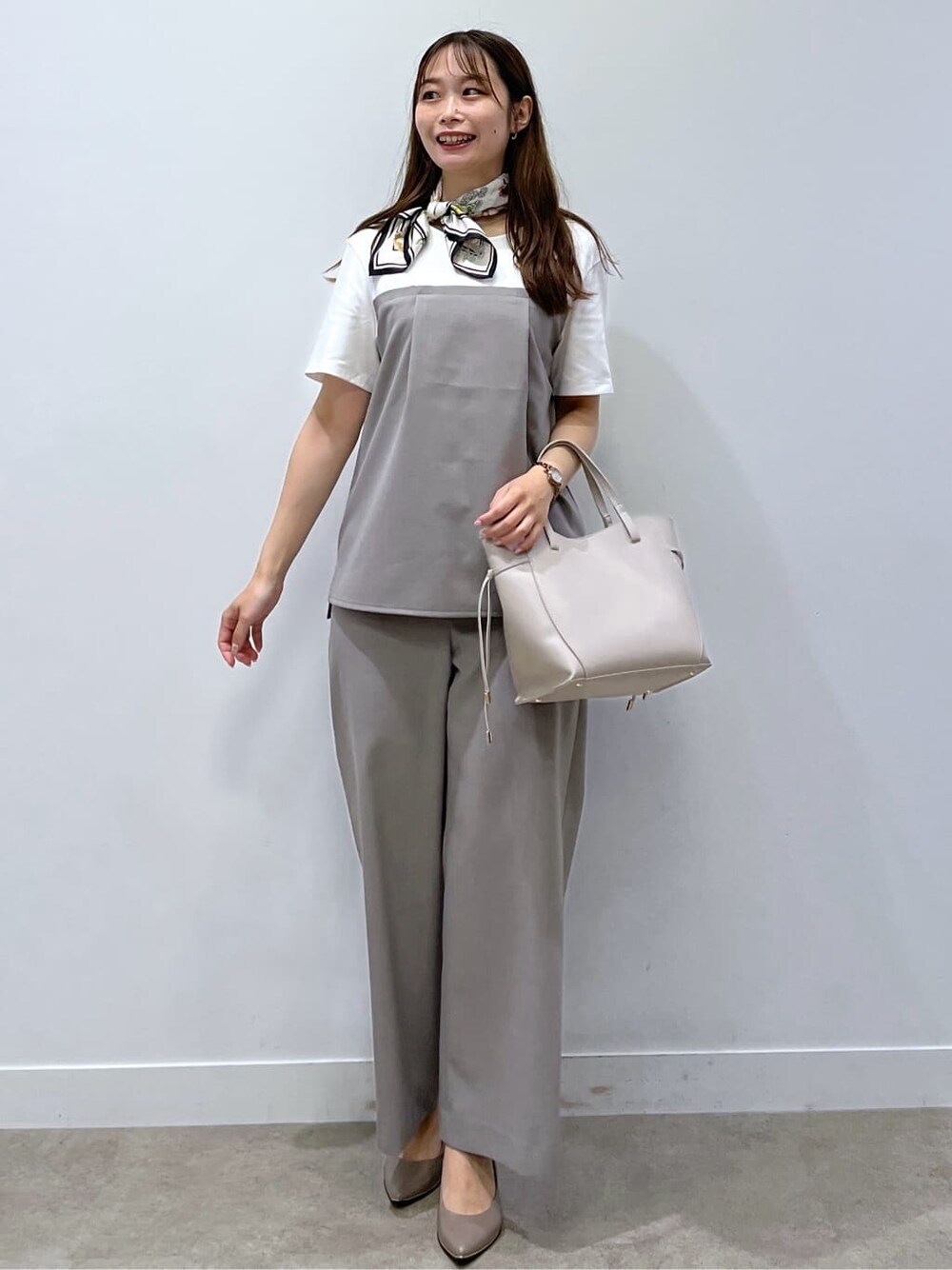 グレー系のTシャツ/カットソー、グレー系のその他パンツ、グレー系のトートバッグを着用したレディースの夏コーディネートの3枚目の写真