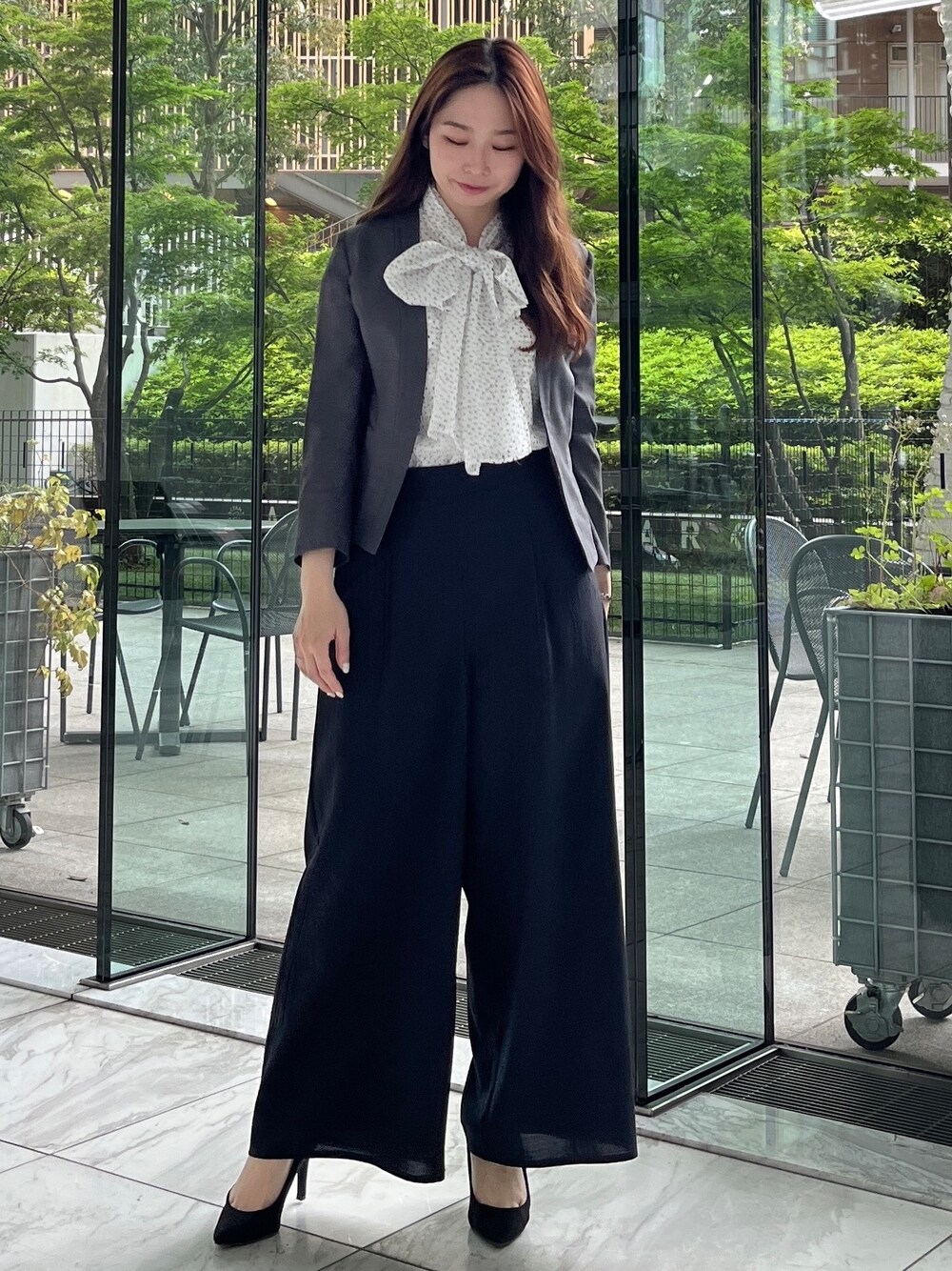 ブラック系のその他パンツ、ホワイト系のシャツ/ブラウス、ブルー系のノーカラージャケットを着用したレディースの春コーディネートの5枚目の写真