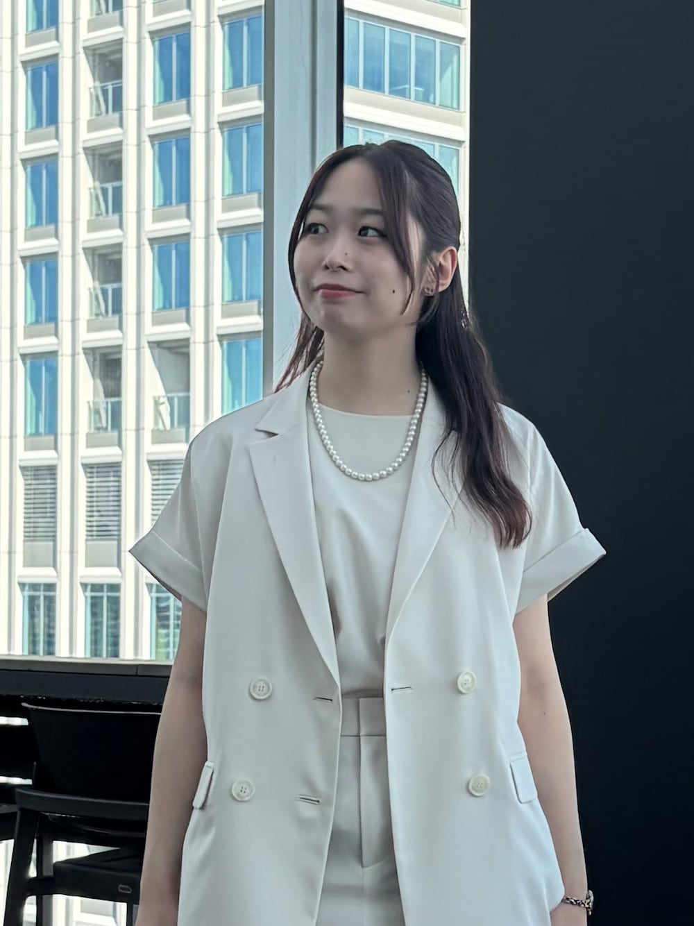 ベージュ系のテーラードジャケット、ベージュ系のTシャツ/カットソー、ベージュ系のその他パンツを着用したレディースの春コーディネートの6枚目の写真