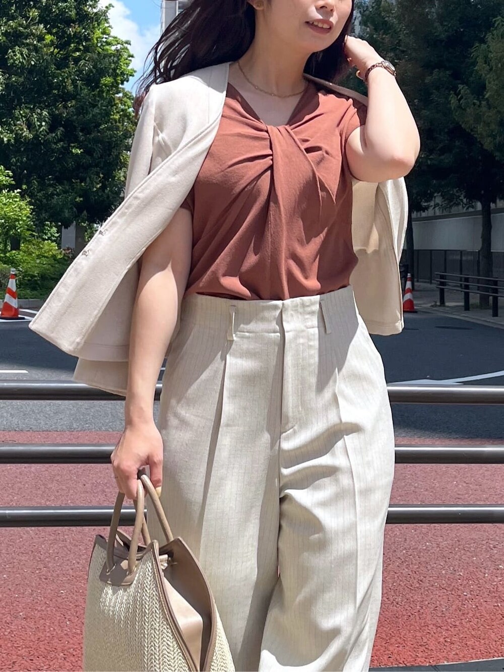 ブラウン系のニット/セーター、ベージュ系のノーカラージャケット、ベージュ系のその他パンツを着用したレディースの春コーディネートの5枚目の写真