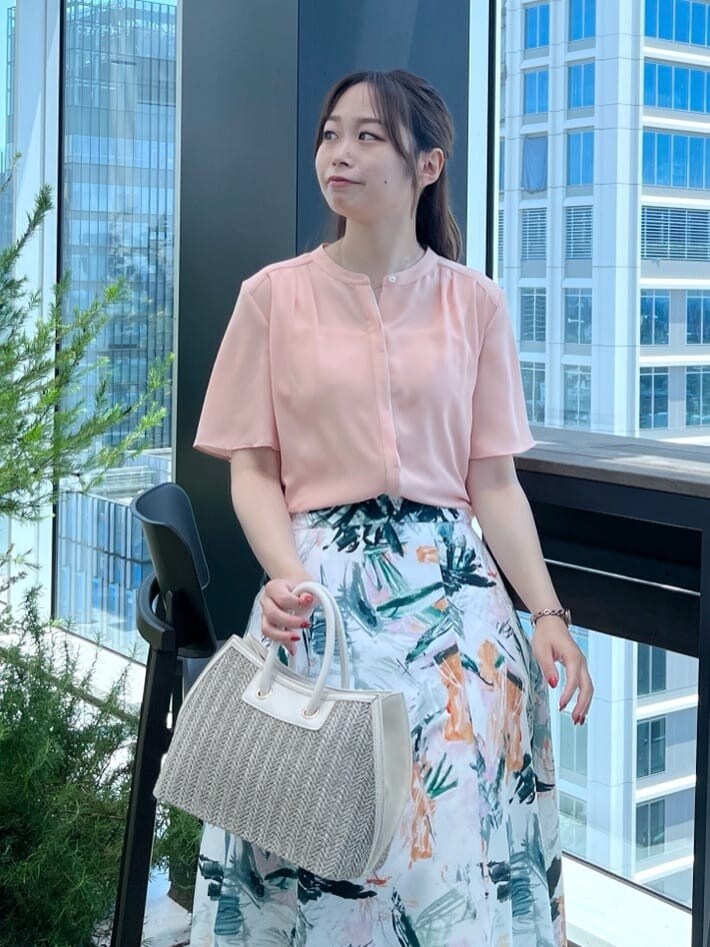 オレンジ系のシャツ/ブラウスを着用したレディースの夏コーディネートの6枚目の写真