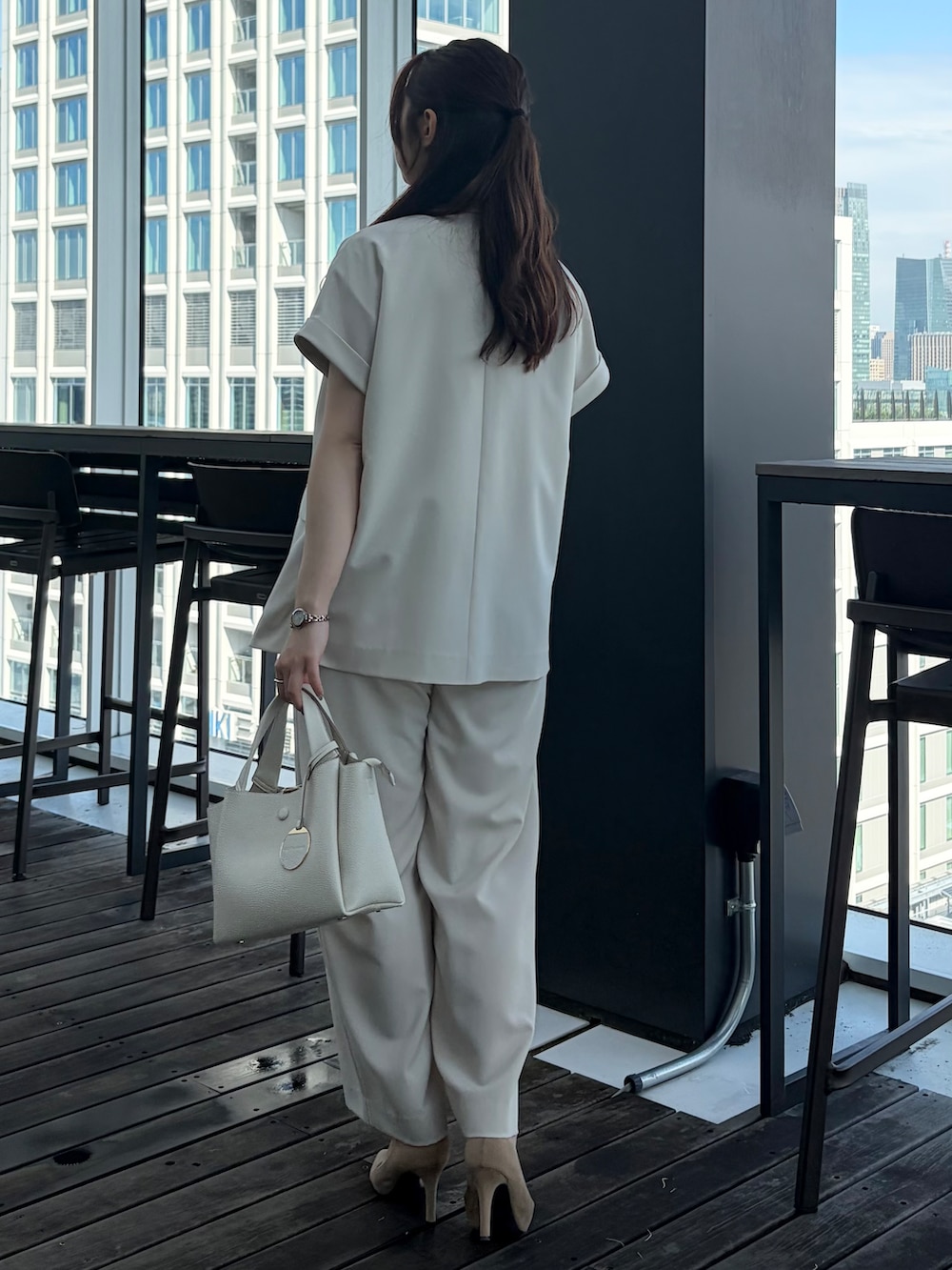 ベージュ系のテーラードジャケット、ベージュ系のTシャツ/カットソー、ベージュ系のその他パンツを着用したレディースの春コーディネートの5枚目の写真