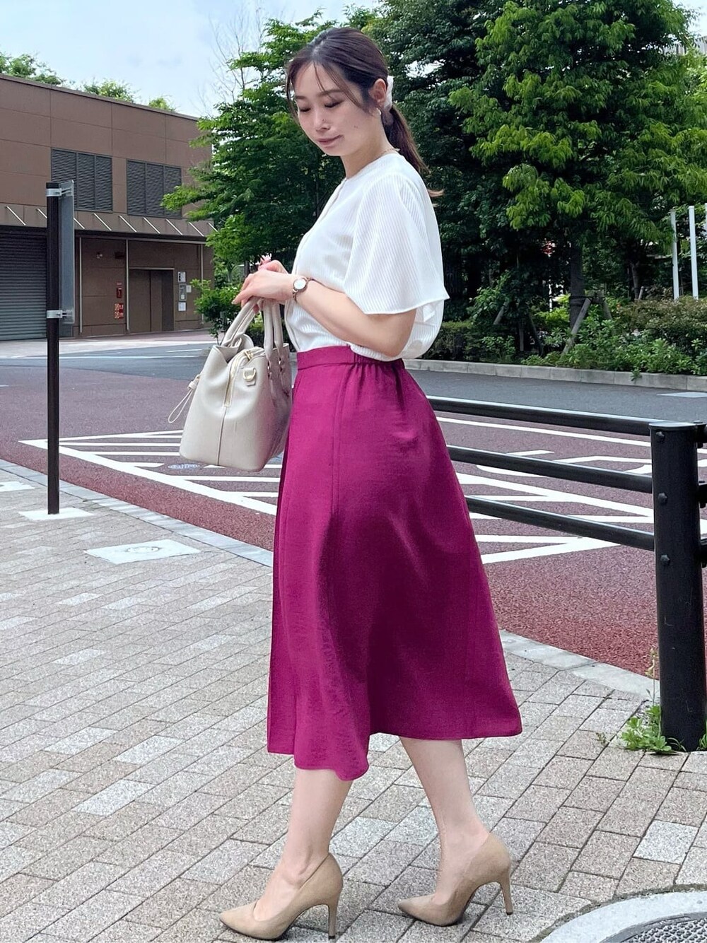 ホワイト系のシャツ/ブラウス、ピンク系のスカート、ホワイト系のショルダーバッグを着用したレディースの夏コーディネートの2枚目の写真
