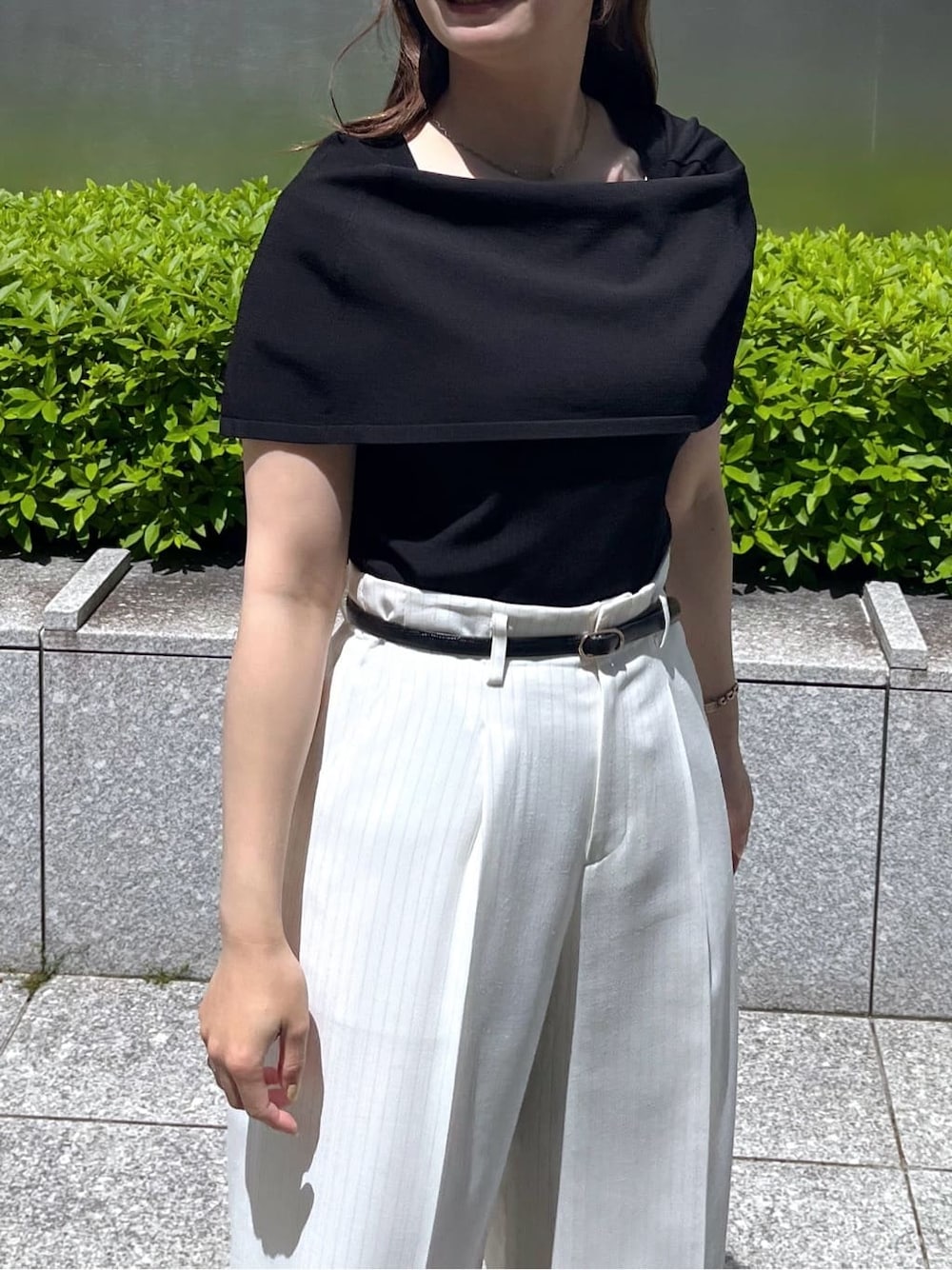 ブラック系のニット/セーター、ホワイト系のその他パンツを着用したレディースの春コーディネートの5枚目の写真