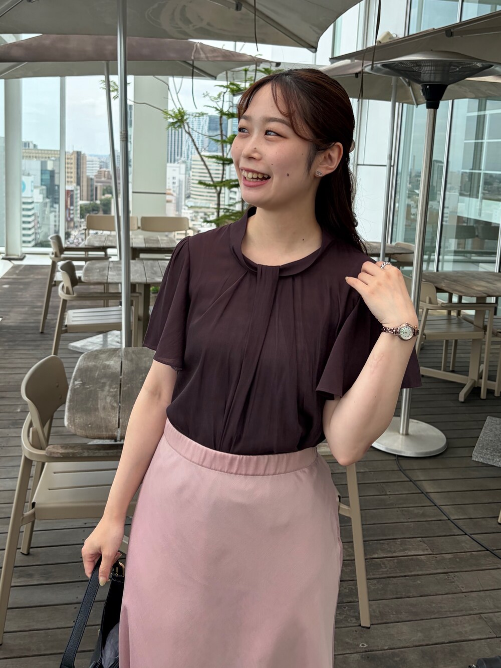 ブラウン系のシャツ/ブラウス、ピンク系のスカートを着用したレディースの夏コーディネートの8枚目の写真
