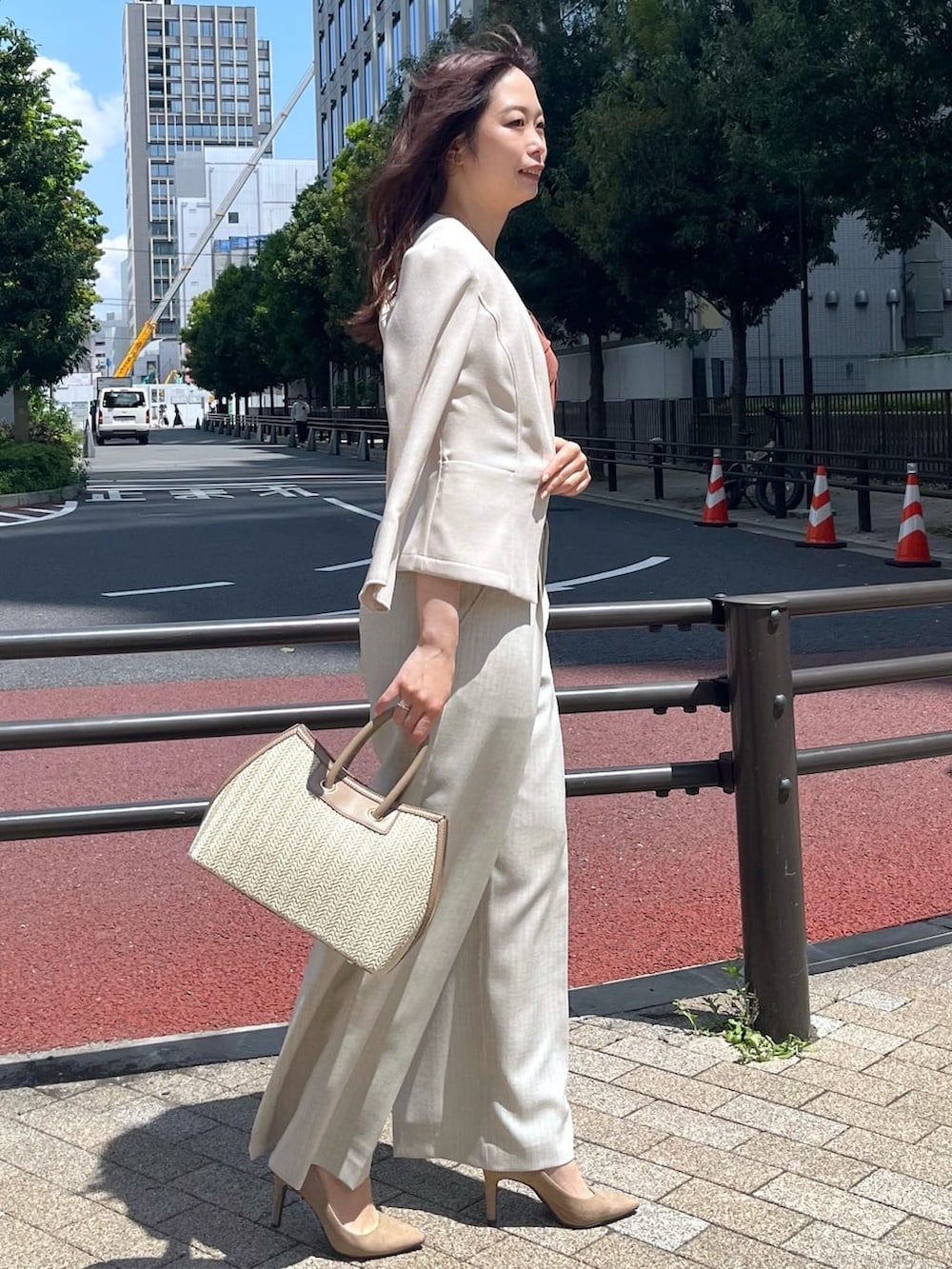 ブラウン系のニット/セーター、ベージュ系のノーカラージャケット、ベージュ系のその他パンツを着用したレディースの春コーディネートの3枚目の写真