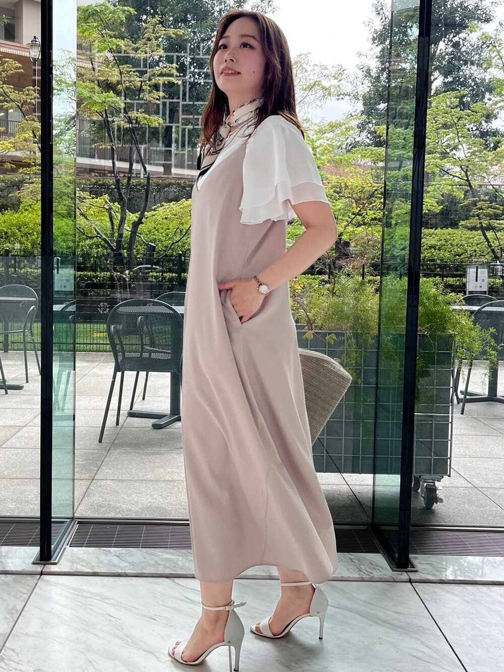 ベージュ系のワンピース、ホワイト系のTシャツ/カットソーを着用したレディースの夏コーディネートの5枚目の写真