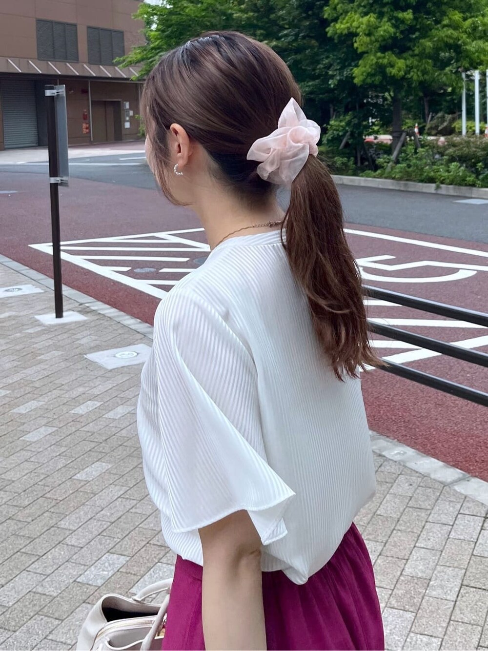 ホワイト系のシャツ/ブラウス、ピンク系のスカート、ホワイト系のショルダーバッグを着用したレディースの夏コーディネートの7枚目の写真