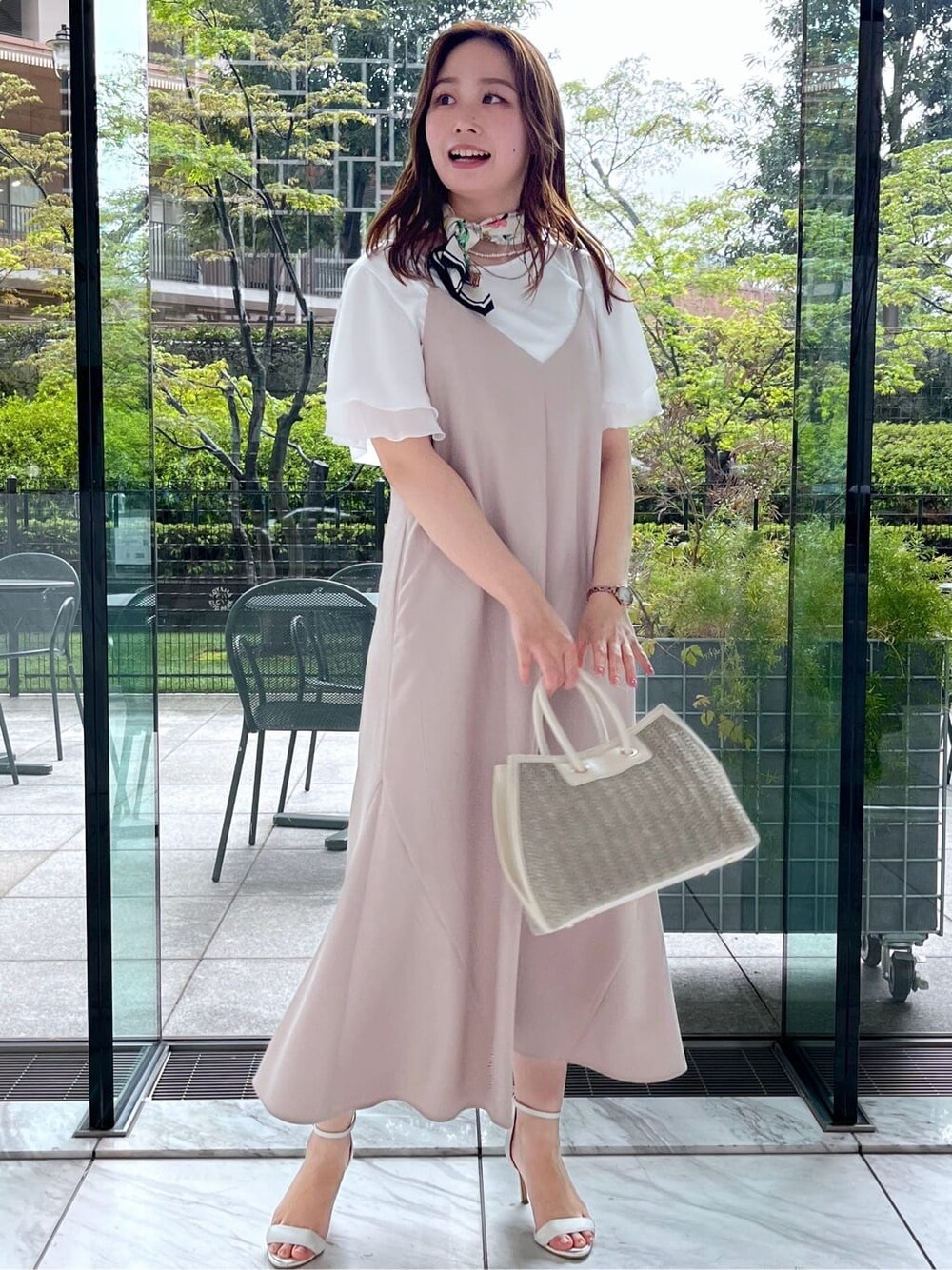 ベージュ系のワンピース、ホワイト系のTシャツ/カットソーを着用したレディースの夏コーディネートの4枚目の写真