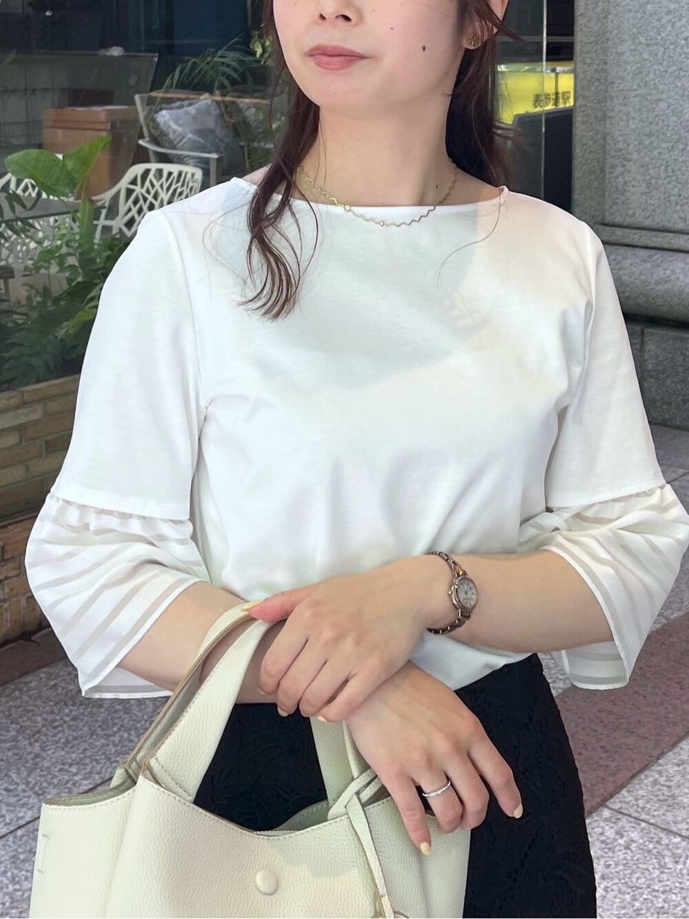 ホワイト系のTシャツ/カットソー、ブラック系のスカート、ホワイト系のショルダーバッグを着用したレディースの夏コーディネートの4枚目の写真