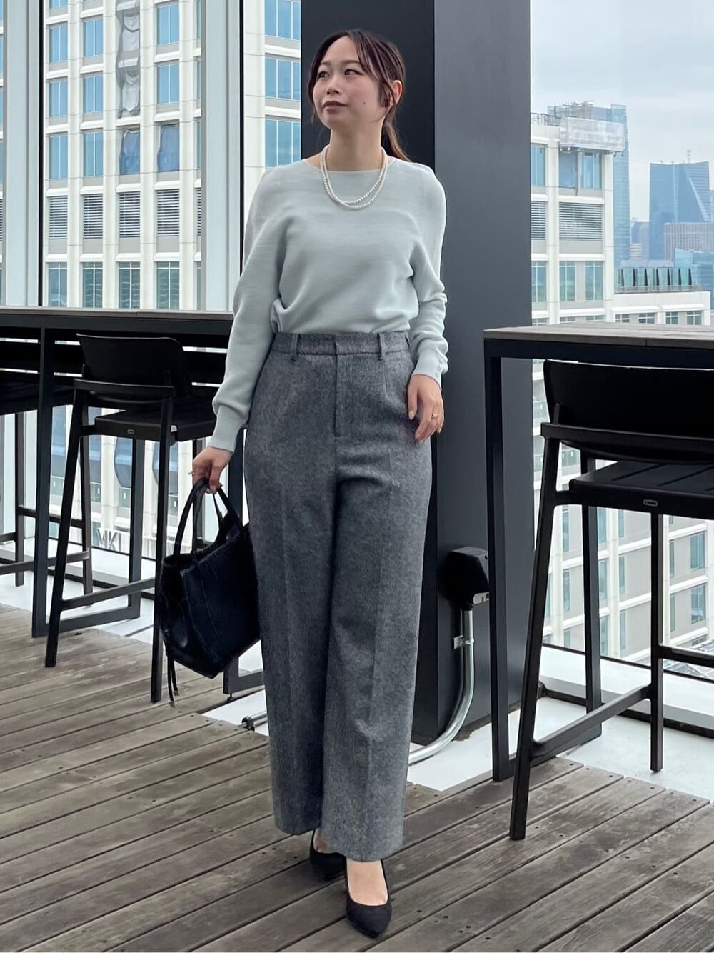 グレー系のニット/セーター、ブラック系のその他パンツ、ブラック系のトートバッグを着用したレディースの冬コーディネートの2枚目の写真