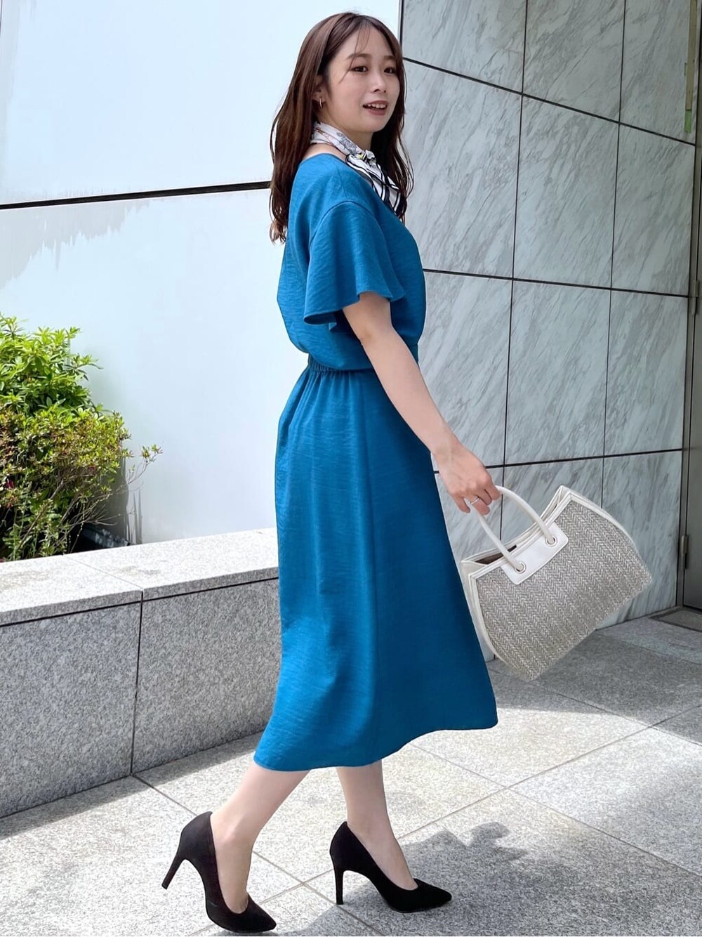ブルー系のシャツ/ブラウス、ブルー系のスカートを着用したレディースの夏コーディネートの5枚目の写真