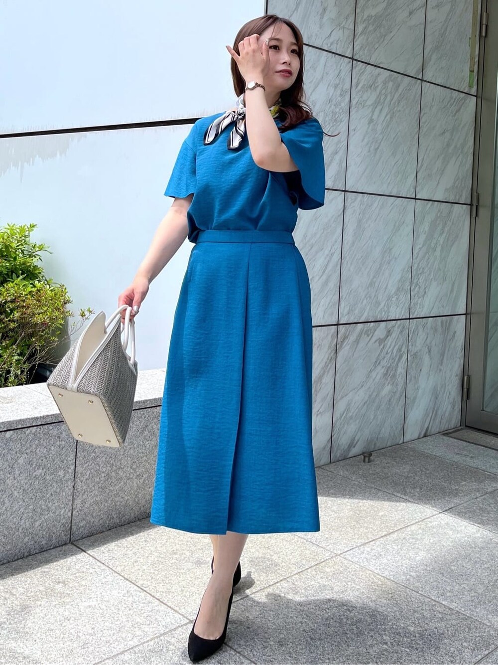 ブルー系のシャツ/ブラウス、ブルー系のスカートを着用したレディースの夏コーディネートの2枚目の写真