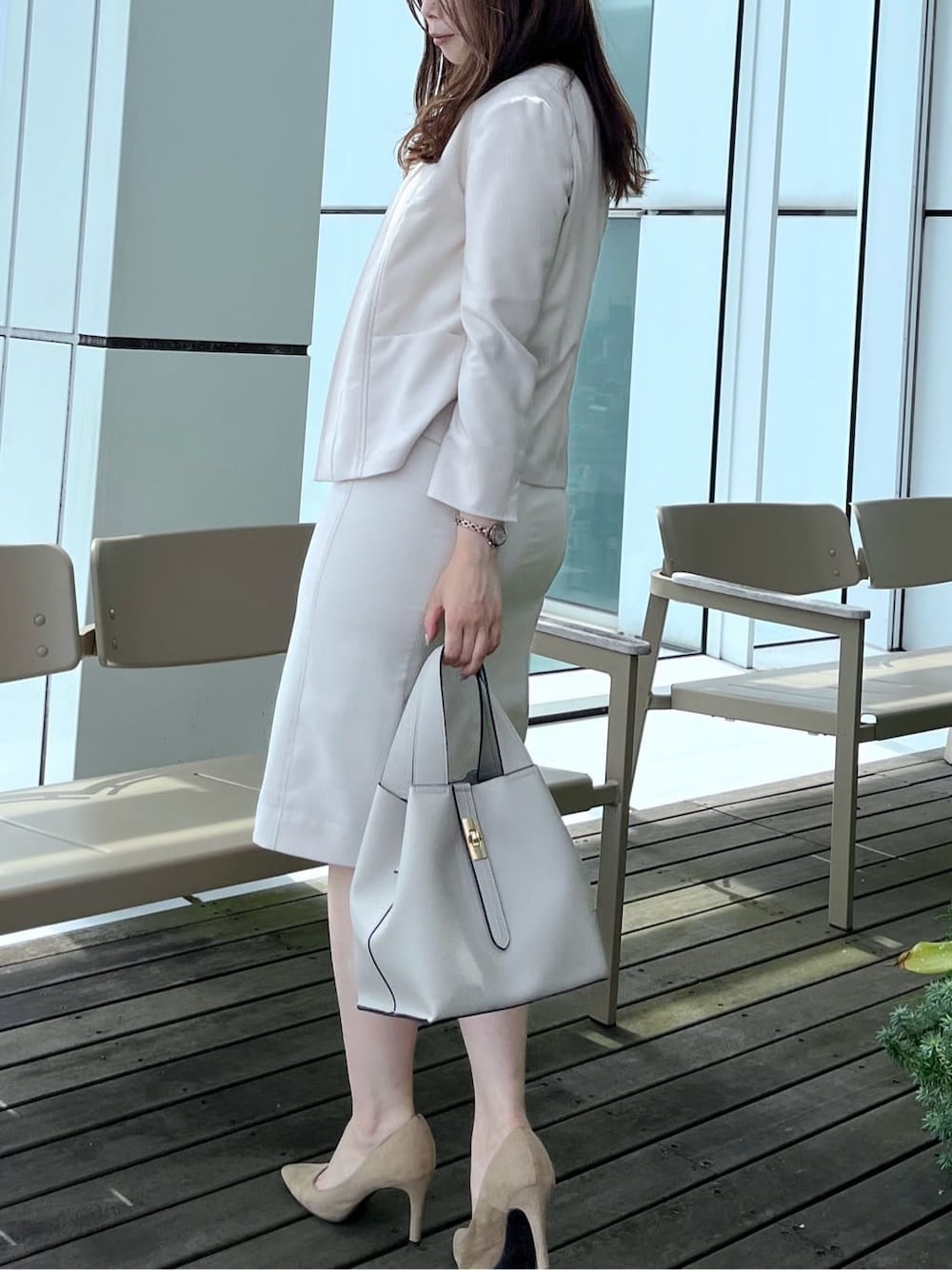 ベージュ系のノーカラージャケット、ベージュ系のスカート、ホワイト系のシャツ/ブラウスを着用したレディースの夏コーディネートの4枚目の写真