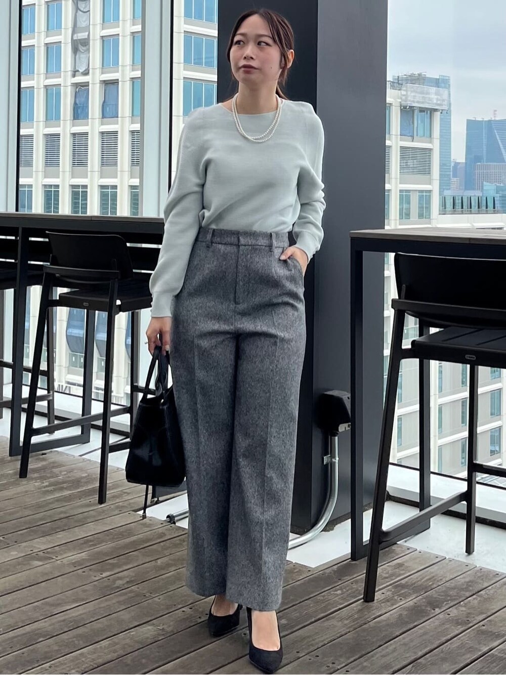 グレー系のニット/セーター、ブラック系のその他パンツ、ブラック系のトートバッグを着用したレディースの冬コーディネートの3枚目の写真