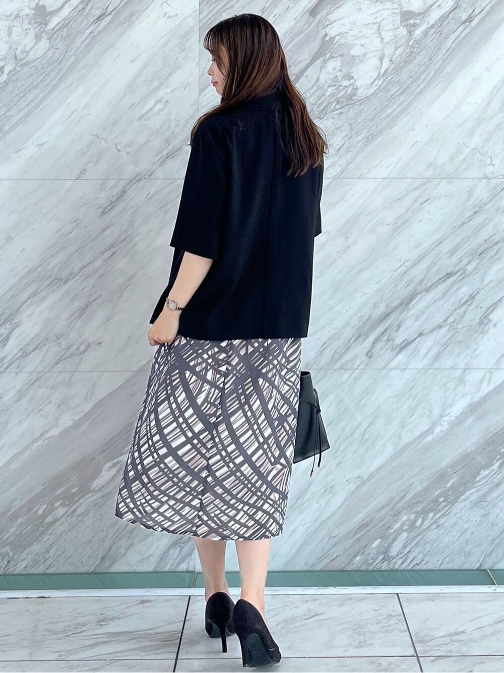ブラック系のシャツ/ブラウス、ブラック系のスカート、ブラック系のテーラードジャケットを着用したレディースの夏コーディネートの5枚目の写真