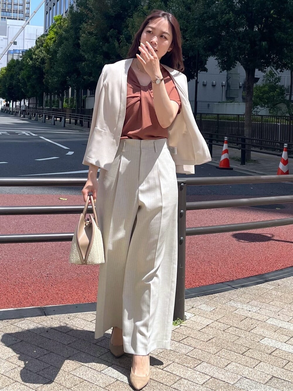 ブラウン系のニット/セーター、ベージュ系のノーカラージャケット、ベージュ系のその他パンツを着用したレディースの春コーディネートの2枚目の写真