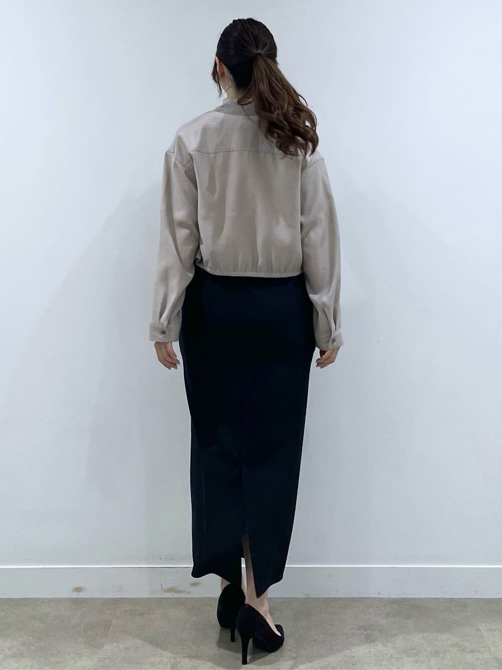 ベージュ系のシャツ/ブラウス、ホワイト系のTシャツ/カットソー、ブラック系のスカートを着用したレディースの春コーディネートの4枚目の写真