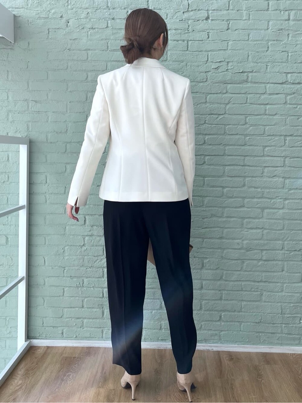 ベージュ系のテーラードジャケット、ホワイト系のシャツ/ブラウス、ブラック系のその他パンツを着用したレディースの春コーディネートの5枚目の写真