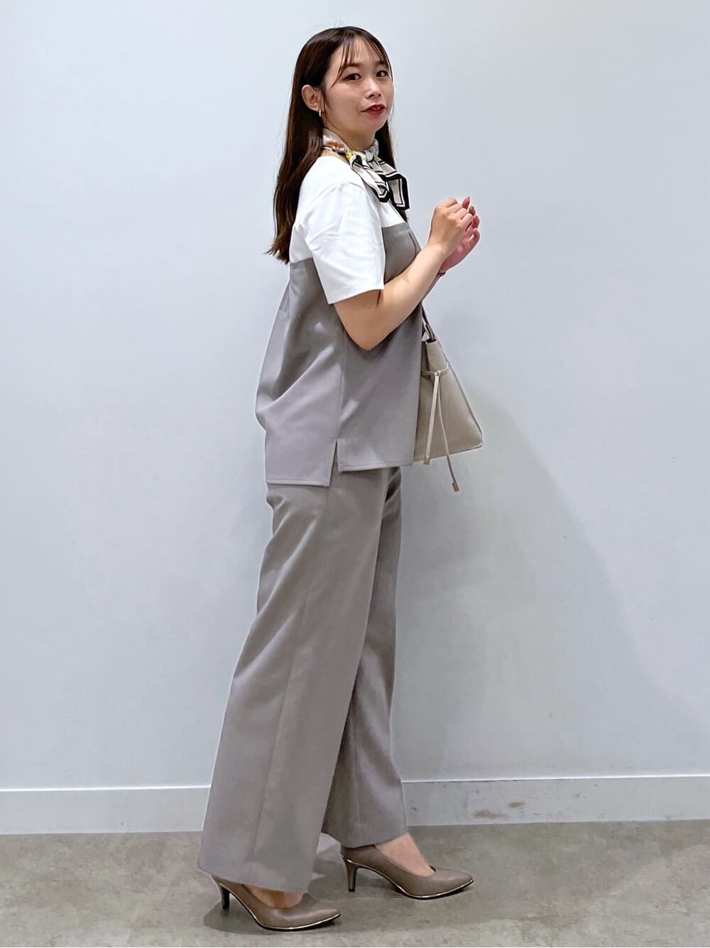 グレー系のTシャツ/カットソー、グレー系のその他パンツ、グレー系のトートバッグを着用したレディースの夏コーディネートの5枚目の写真