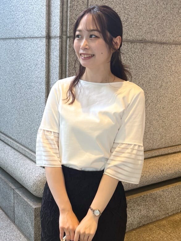 ホワイト系のTシャツ/カットソー、ブラック系のスカート、ホワイト系のショルダーバッグを着用したレディースの夏コーディネートの5枚目の写真