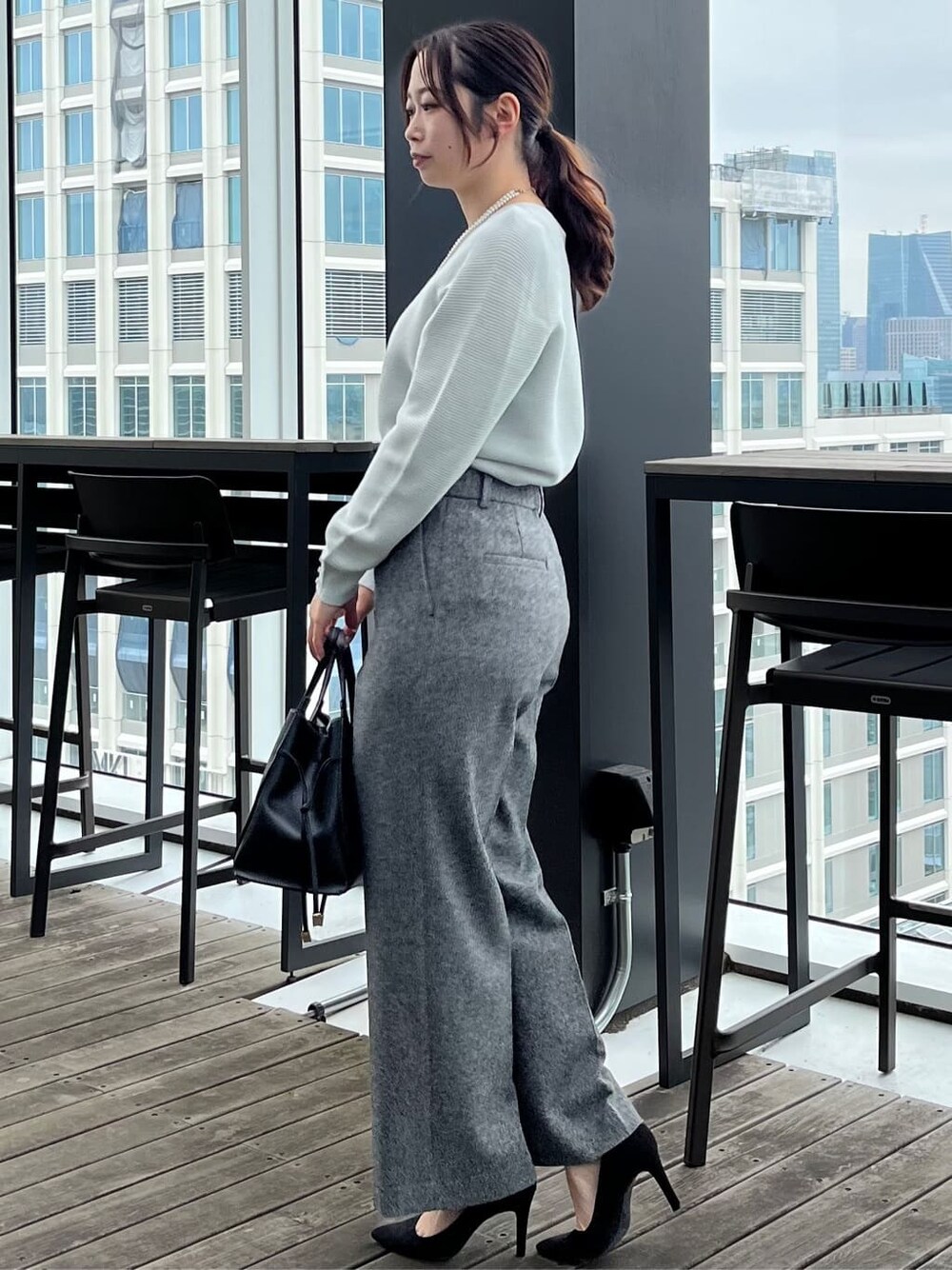 グレー系のニット/セーター、ブラック系のその他パンツ、ブラック系のトートバッグを着用したレディースの冬コーディネートの4枚目の写真