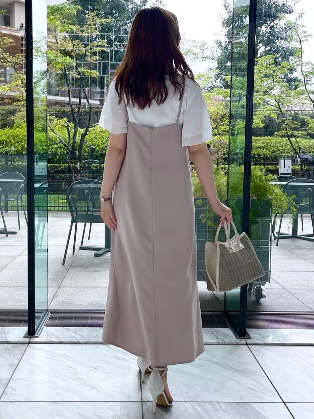 ベージュ系のワンピース、ホワイト系のTシャツ/カットソーを着用したレディースの夏コーディネートの6枚目の写真