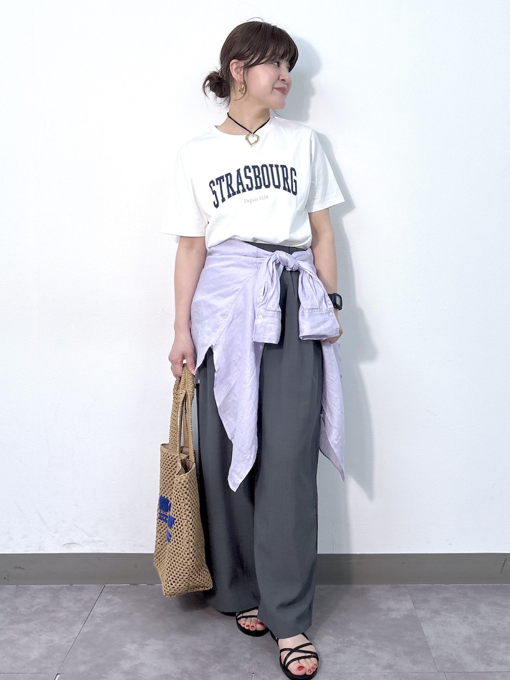 ホワイト系のTシャツ/カットソー、パープル系のシャツ/ブラウス、ブラウン系のその他パンツを着用したレディースの夏コーディネートの3枚目の写真