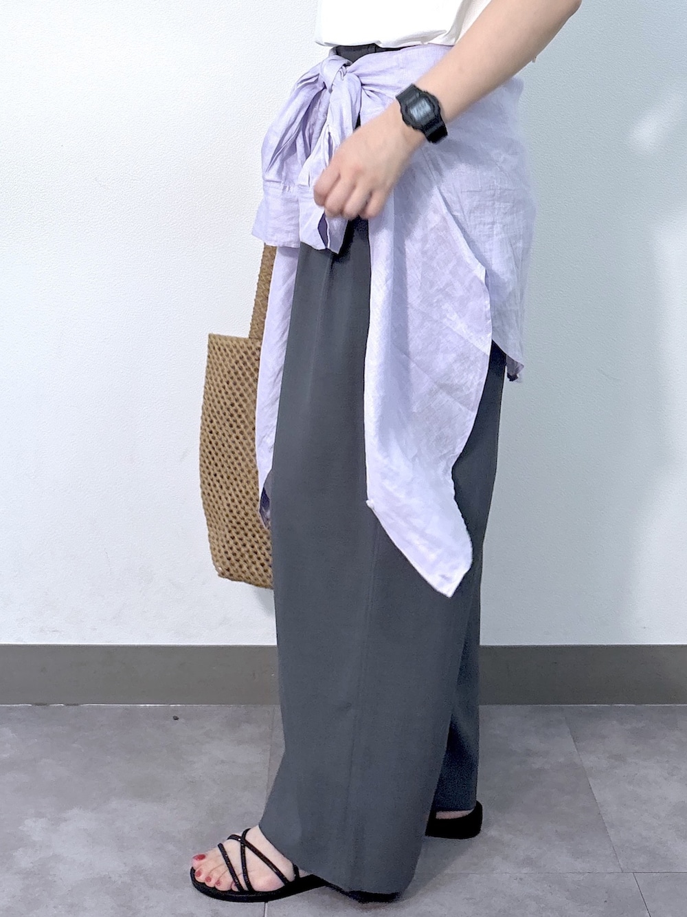ホワイト系のTシャツ/カットソー、パープル系のシャツ/ブラウス、ブラウン系のその他パンツを着用したレディースの夏コーディネートの4枚目の写真