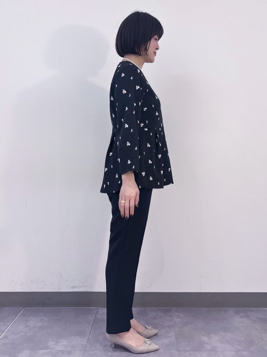 ブラック系のシャツ/ブラウス、ブラック系のその他パンツ、ブラック系のハンドバッグを着用したレディースの冬コーディネートの4枚目の写真