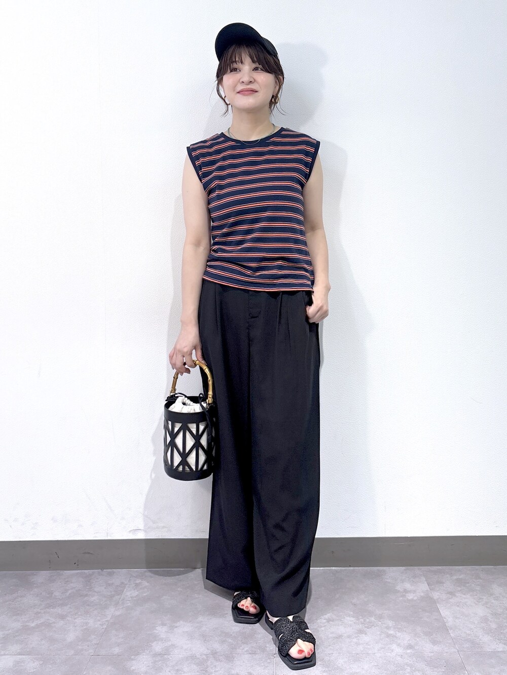 ベージュ系のシャツ/ブラウス、ブラウン系のその他パンツ、ブラック系のハンドバッグを着用したレディースの夏コーディネートの6枚目の写真