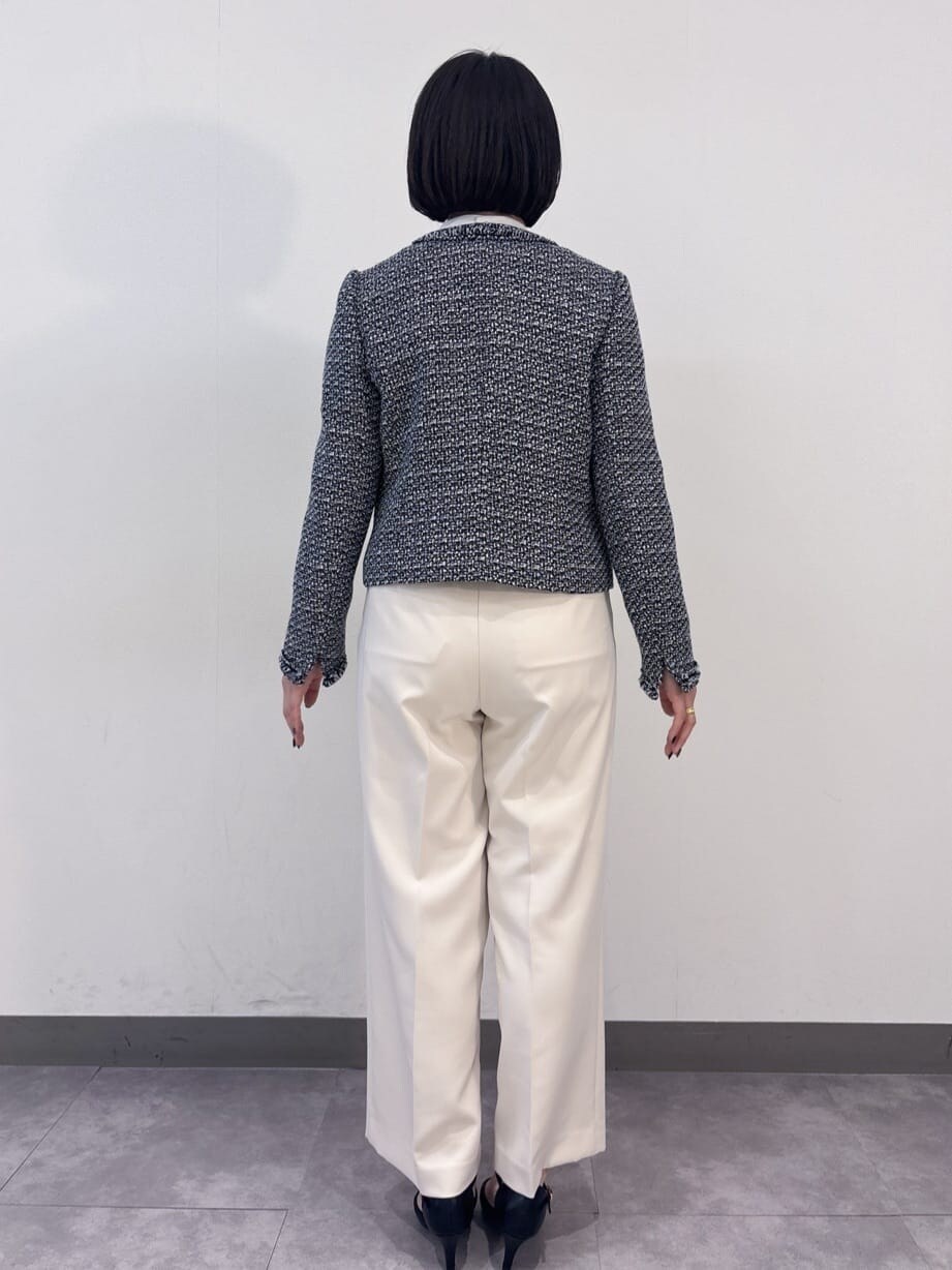 ブラック系のノーカラージャケット、ホワイト系のシャツ/ブラウス、ベージュ系のその他パンツを着用したレディースの冬コーディネートの5枚目の写真