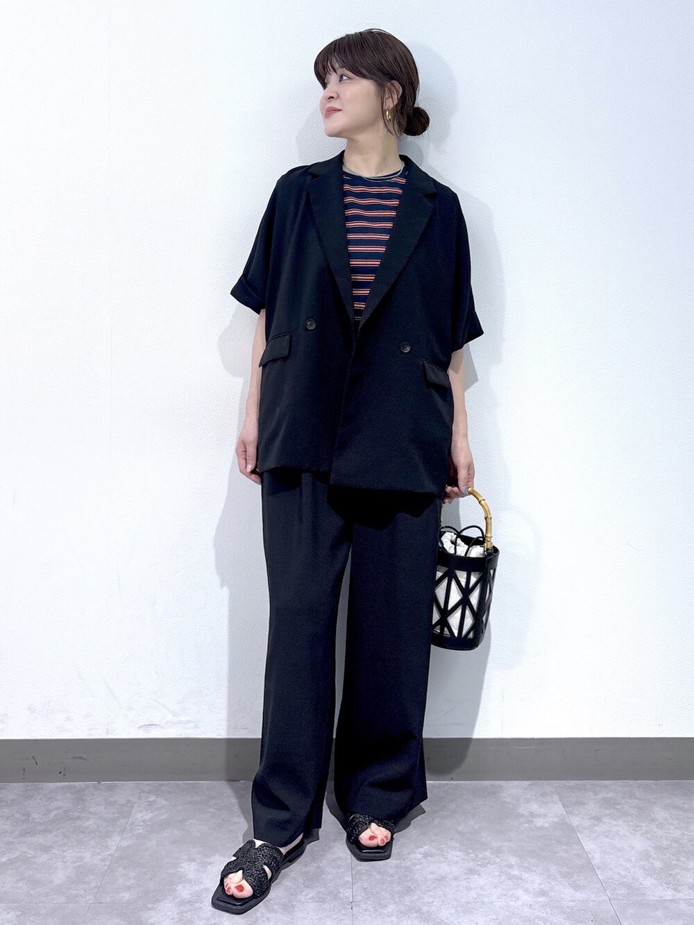 ブラウン系のシャツ/ブラウス、ブラック系のその他パンツ、ブラック系のハンドバッグを着用したレディースの夏コーディネートの8枚目の写真