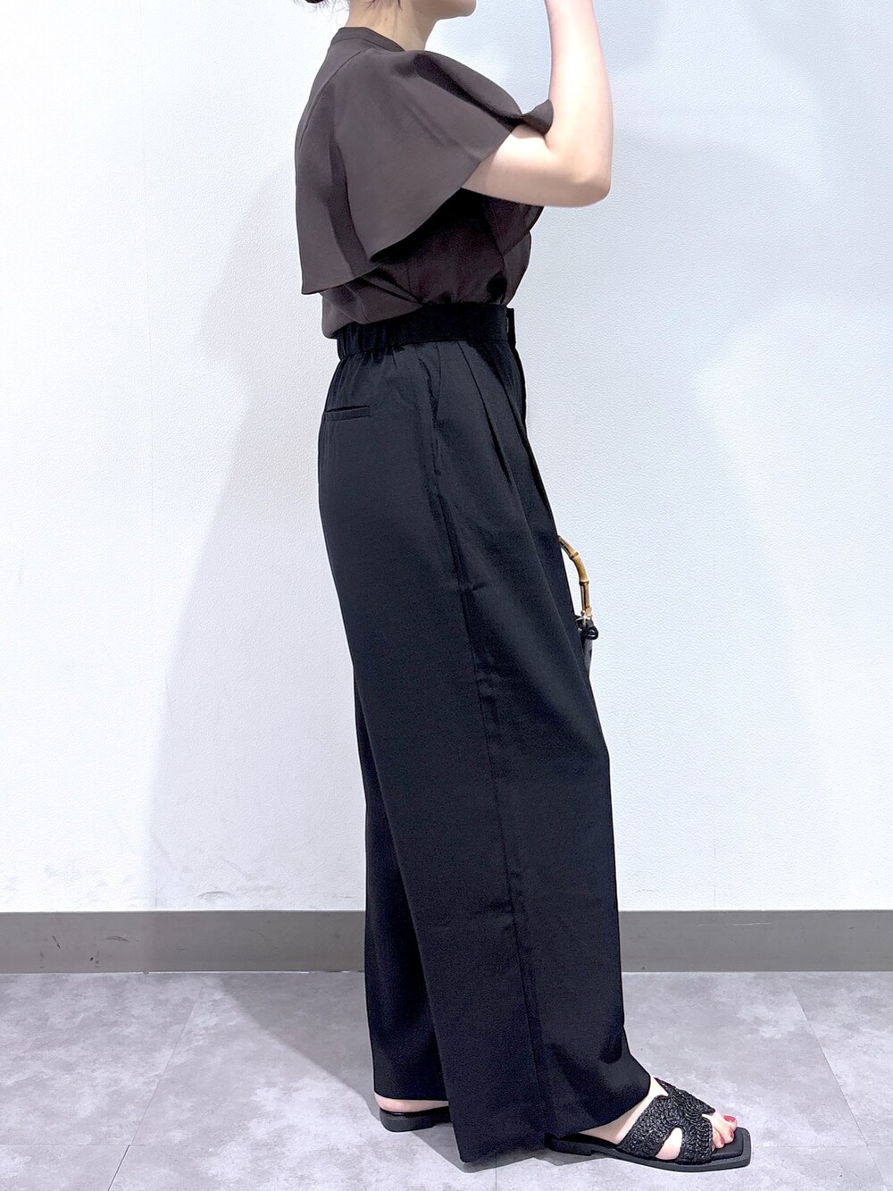 ブラウン系のシャツ/ブラウス、ブラック系のその他パンツ、ブラック系のハンドバッグを着用したレディースの夏コーディネートの4枚目の写真