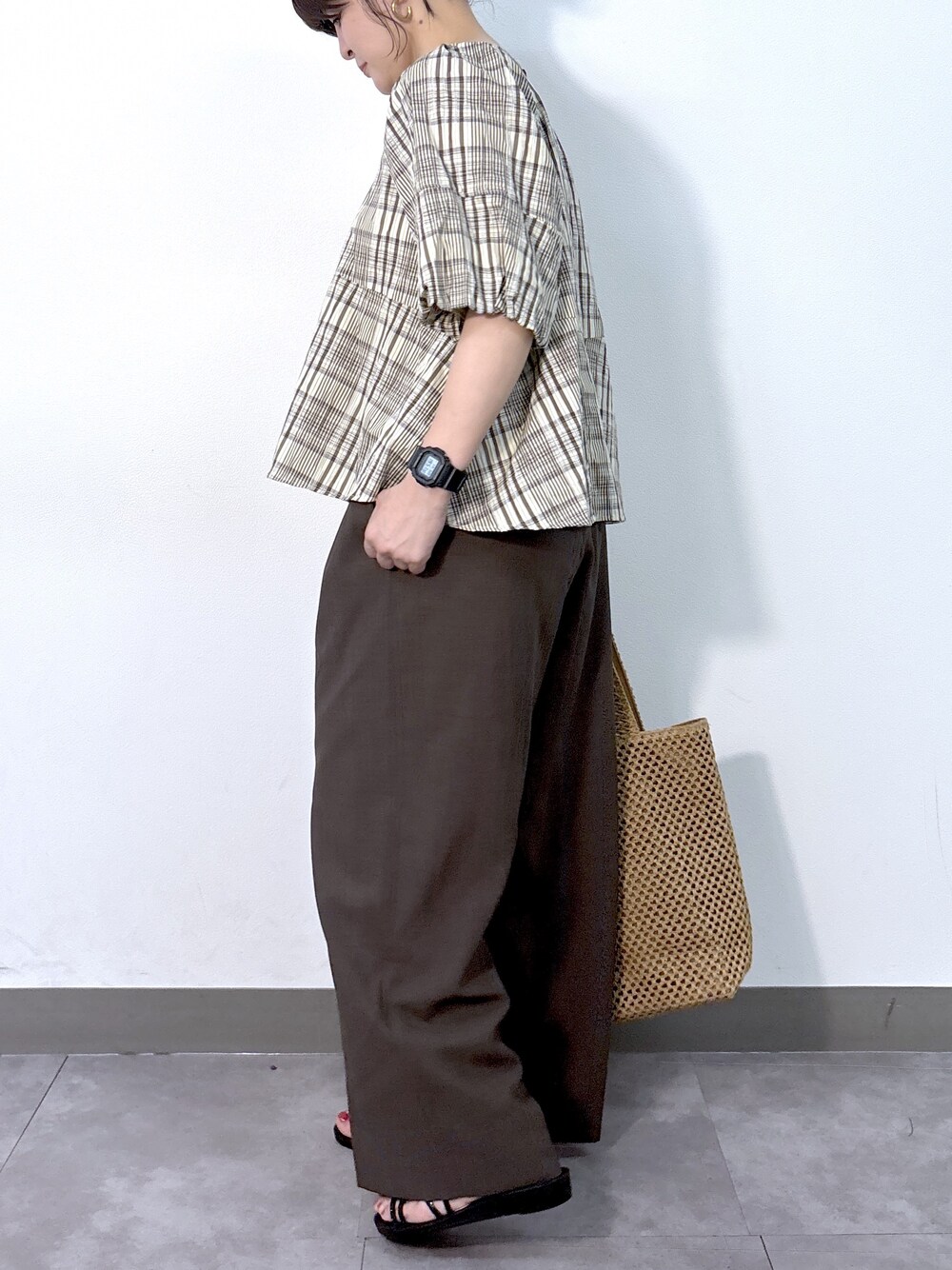 イエロー系のシャツ/ブラウス、ブラウン系のその他パンツ、ベージュ系のトートバッグを着用したレディースの夏コーディネートの5枚目の写真
