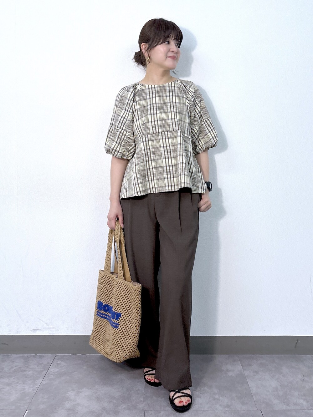ホワイト系のTシャツ/カットソー、パープル系のシャツ/ブラウス、ブラウン系のその他パンツを着用したレディースの夏コーディネートの7枚目の写真