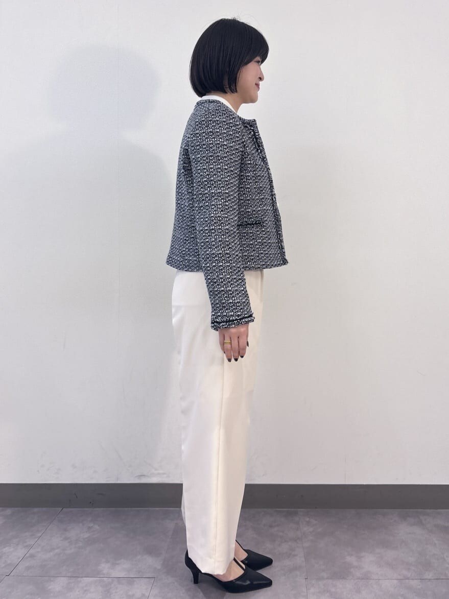 ブラック系のノーカラージャケット、ホワイト系のシャツ/ブラウス、ベージュ系のその他パンツを着用したレディースの冬コーディネートの6枚目の写真