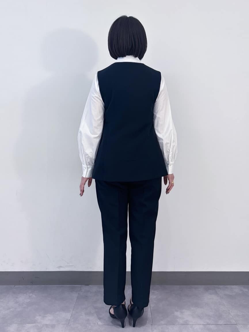 ブラック系のベスト、ホワイト系のシャツ/ブラウス、ブラック系のその他パンツを着用したレディースの冬コーディネートの5枚目の写真