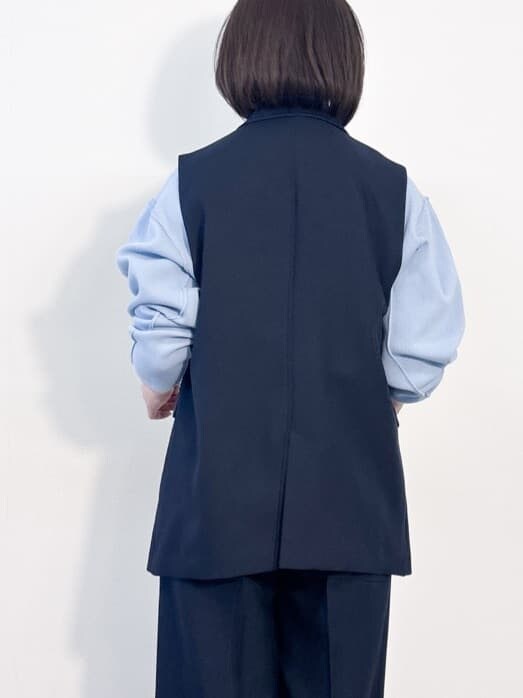 ブルー系のベスト、ブルー系のニット/セーター、ブルー系のその他パンツを着用したレディースの冬コーディネートの4枚目の写真