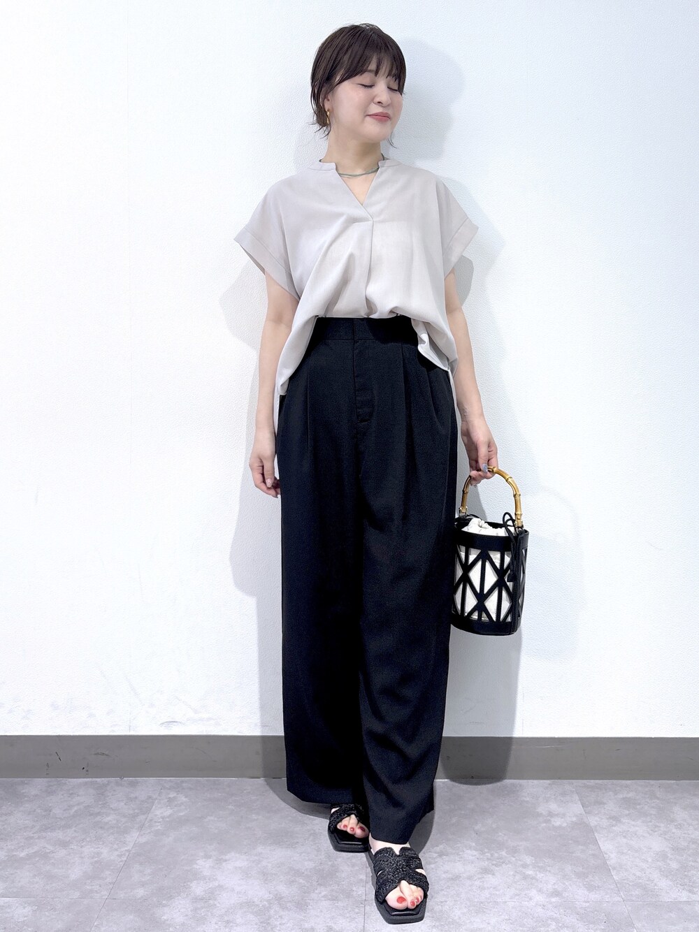 ブラウン系のシャツ/ブラウス、ブラック系のその他パンツ、ブラック系のハンドバッグを着用したレディースの夏コーディネートの5枚目の写真