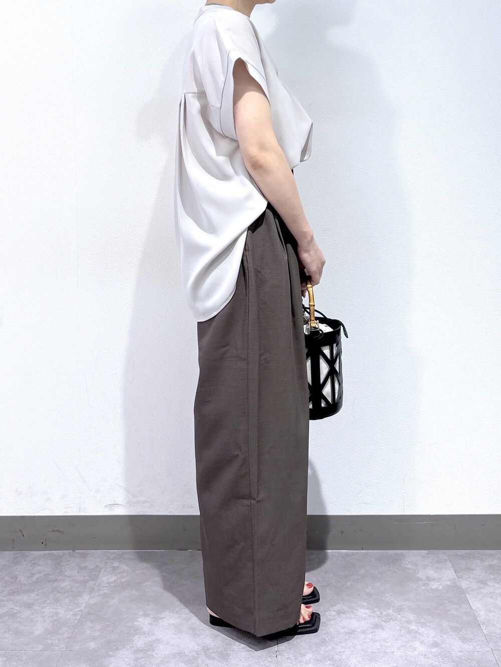 ベージュ系のシャツ/ブラウス、ブラウン系のその他パンツ、ブラック系のハンドバッグを着用したレディースの夏コーディネートの4枚目の写真