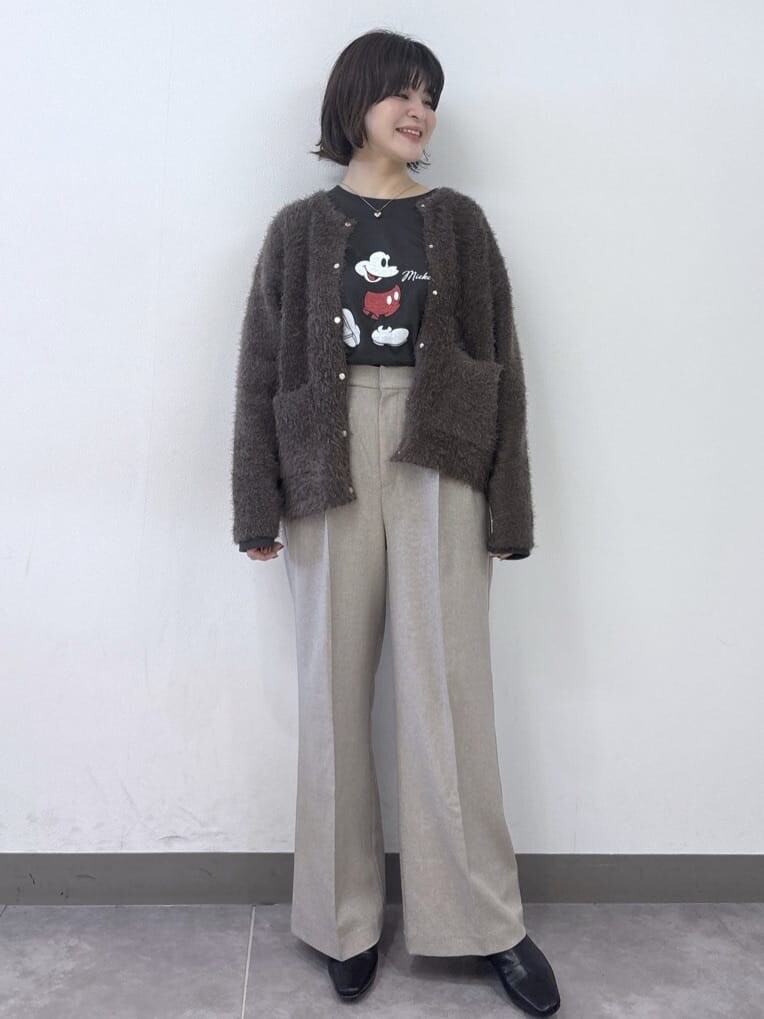ブラウン系のカーディガン/ボレロ、グレー系のTシャツ/カットソー、ベージュ系のその他パンツを着用したレディースの秋コーディネートの2枚目の写真