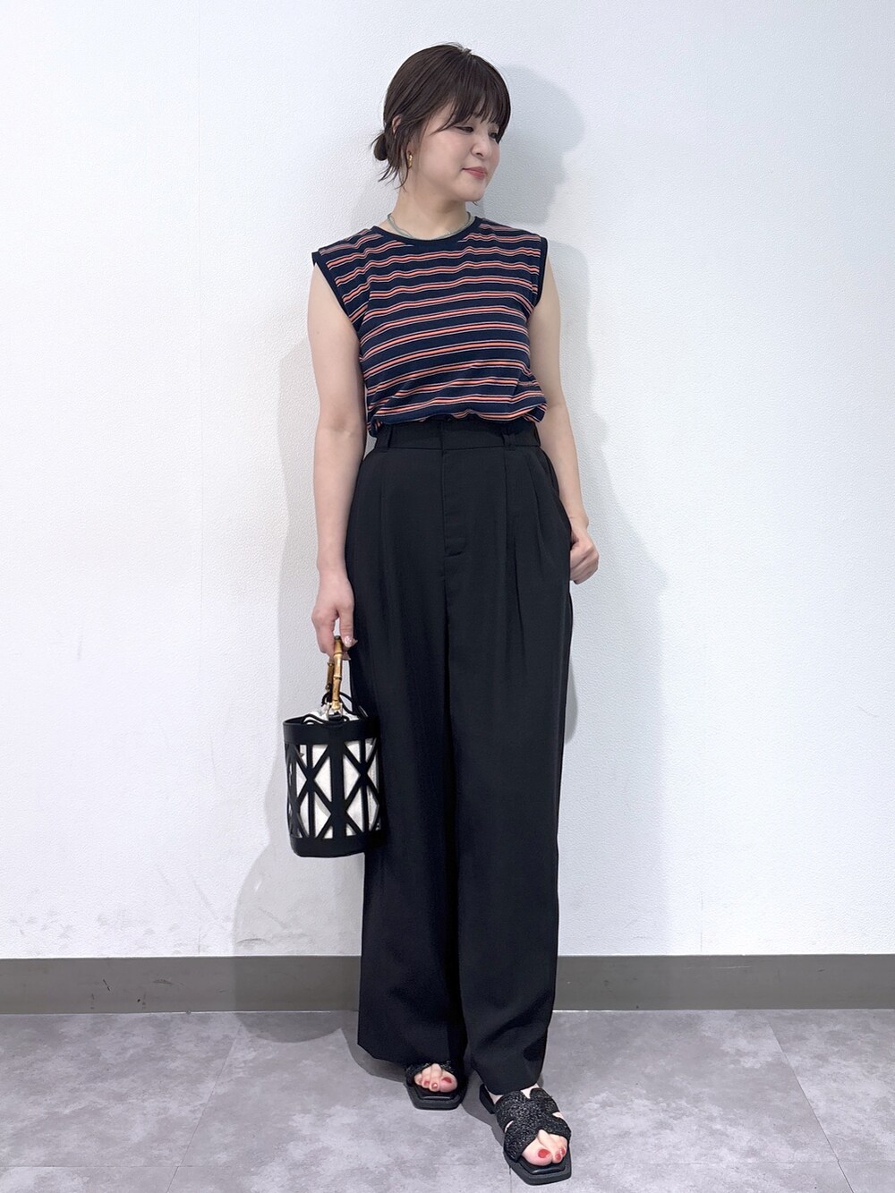 ブラウン系のシャツ/ブラウス、ブラック系のその他パンツ、ブラック系のハンドバッグを着用したレディースの夏コーディネートの7枚目の写真