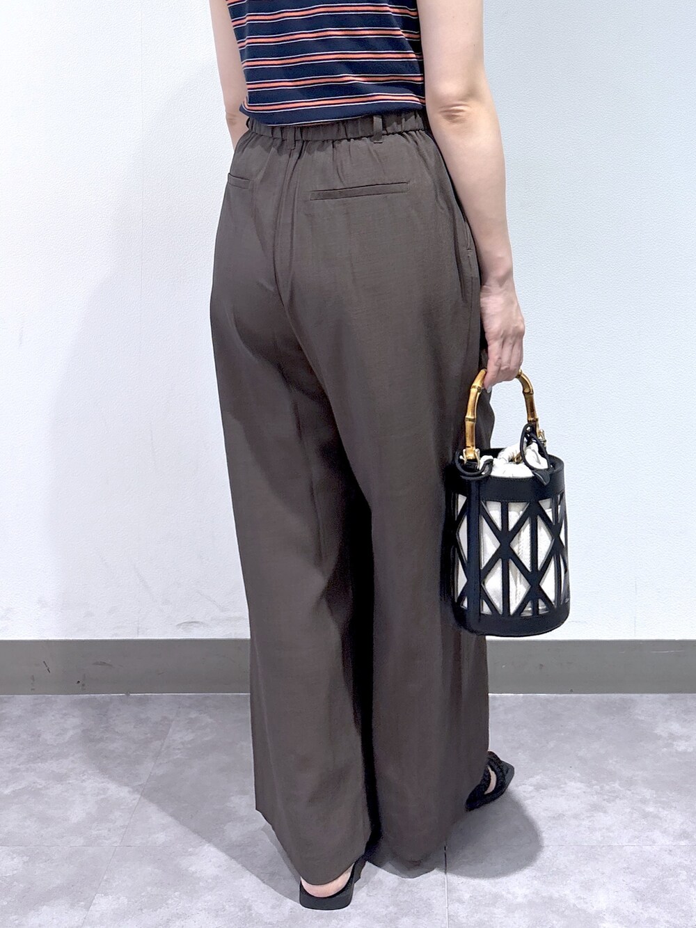 ベージュ系のシャツ/ブラウス、ブラウン系のその他パンツ、ブラック系のハンドバッグを着用したレディースの夏コーディネートの5枚目の写真